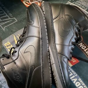 Jordan 1 Mid Triple Black